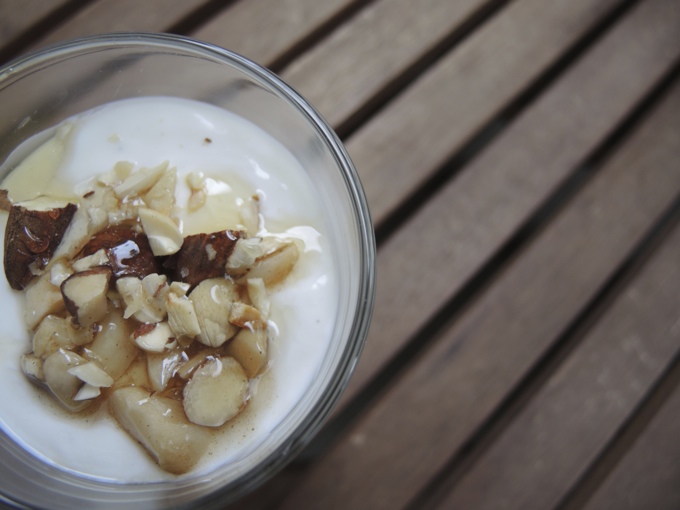 Joghurt mit Honig und Nüssen