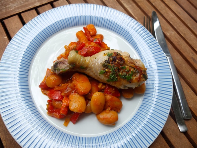 Salbeihähnchen mit Bohnen in Tomatensoße