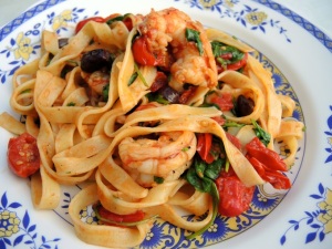 Tagliatelle mit Tomaten, Rucola und Oliven