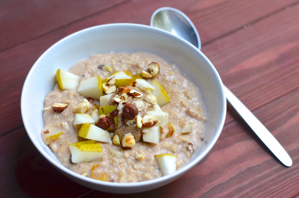 Porridge mit Birne und Haselnüssen