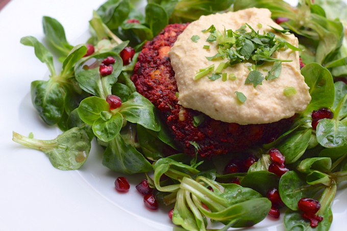 Rote Bete Burger mit Cashews und Feta