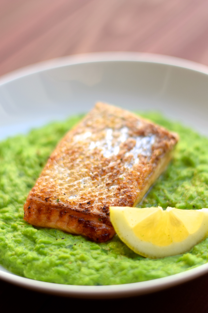 Gebratener Lachs auf Erbsenpüree – Mit Pfeffer &amp; Liebe