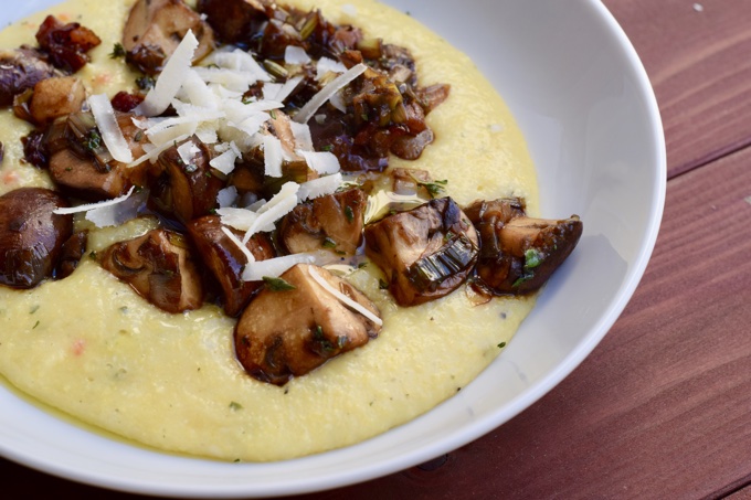 Cremige Polenta mit Balsamico - Champignons und Speck