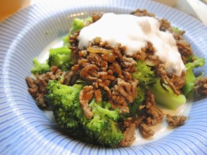 Brokkoli mit Hackfleisch und Joghurtsauce