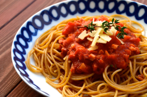Pasta mit Tomatensoße und Speck