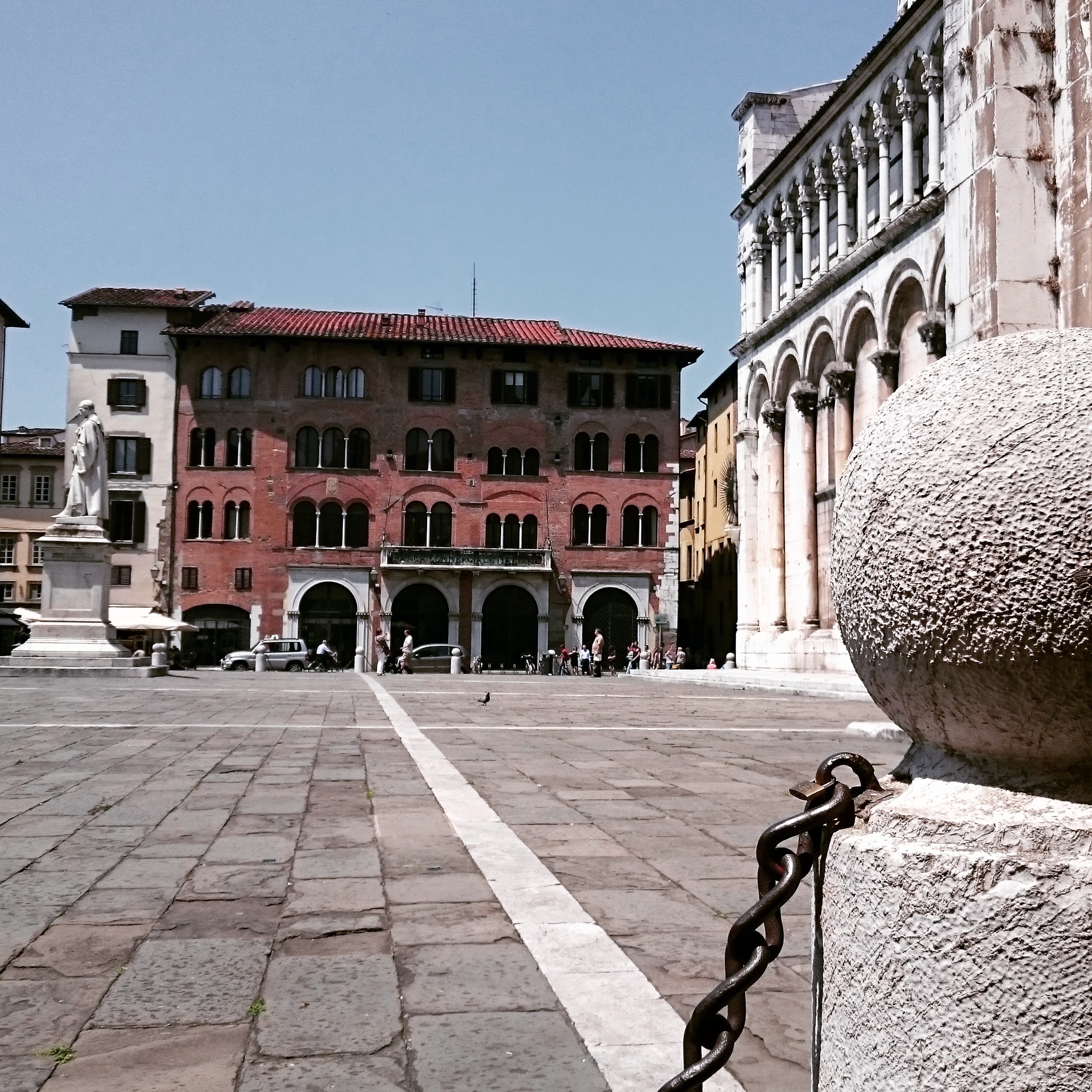 Das ist einer der Hauptplätze der Stadt, der Piazza Michele