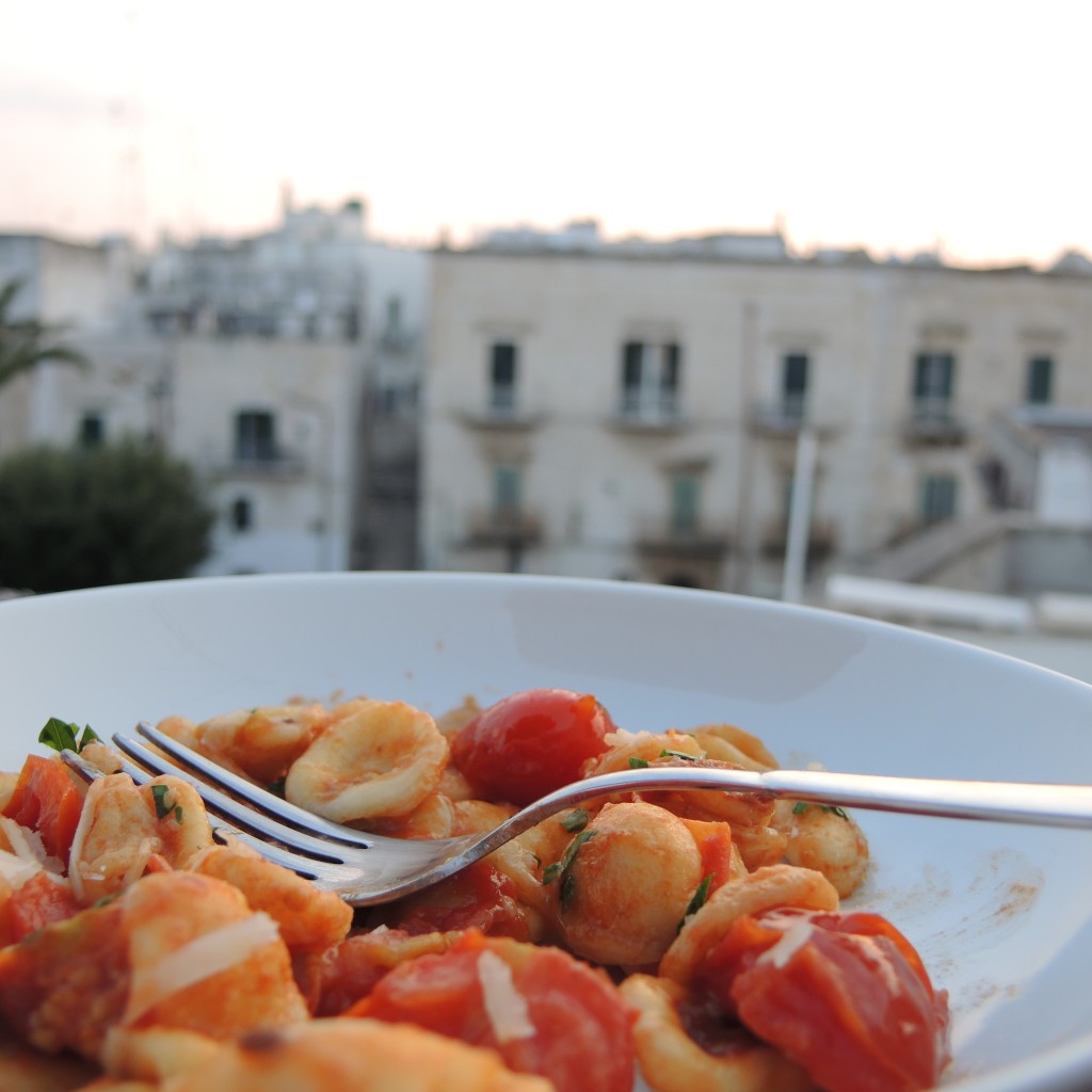 Orecchiette mit Tomaten, Sardellen und Knoblauch