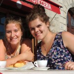 Rina und ich beim Frühstück in Lucca