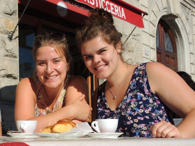 Rina und ich beim Frühstück in Lucca