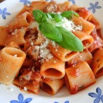 Pasta mit Tomatensoße und Salsiccia