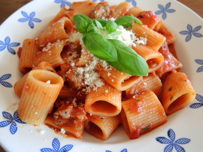 Pasta mit Tomatensoße und Salsiccia