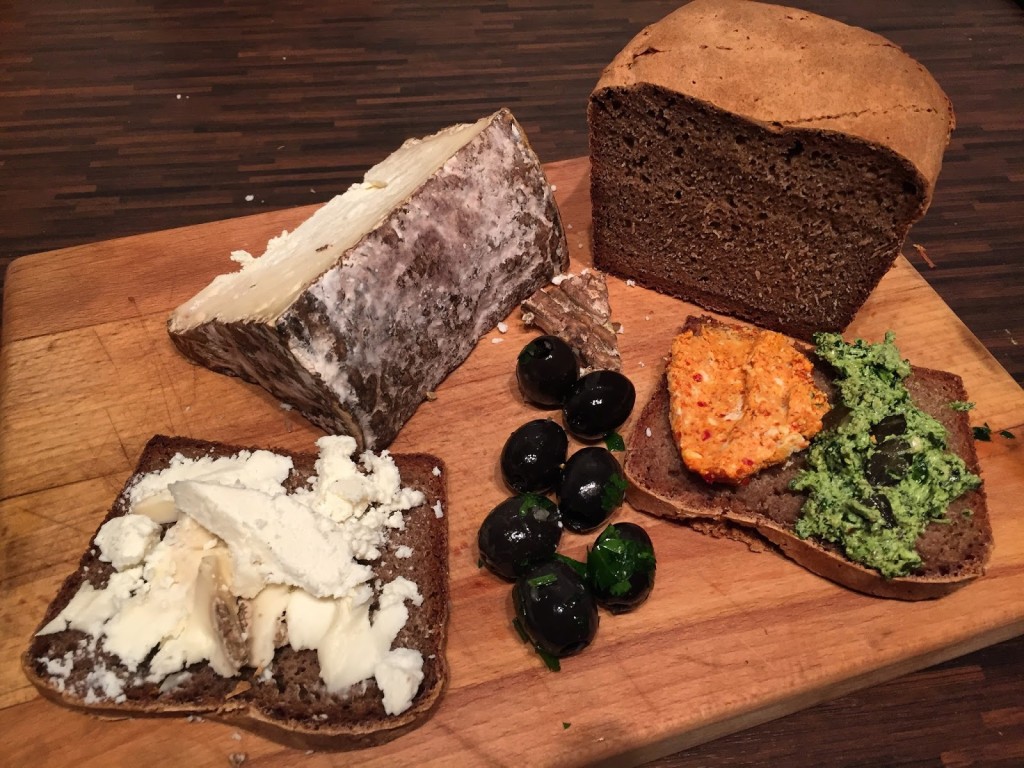 Sauerteigbrot mit Roccolo, Kürbiskern und Chiliaufstrich sowie Oliven