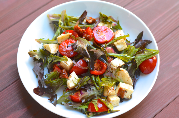 Salat mit getrockneten Tomaten und Mozzarella