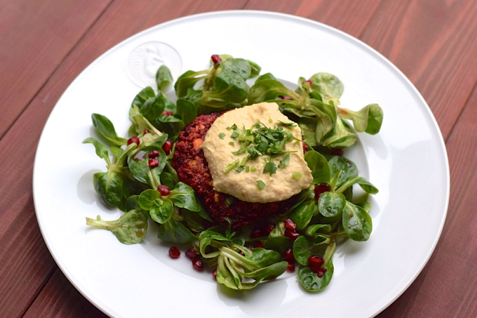 Rote Bete Burger mit Cashews und Feta