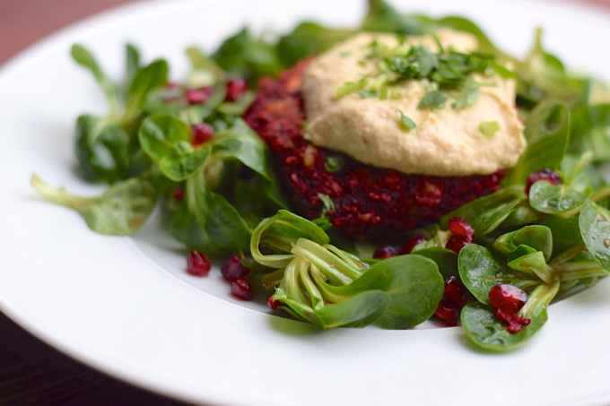 Rote Bete Burger mit Cashews und Feta