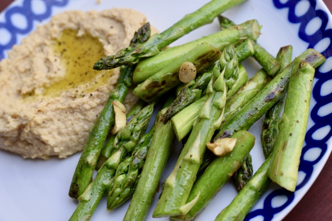 Grüner Spargel mit Humus